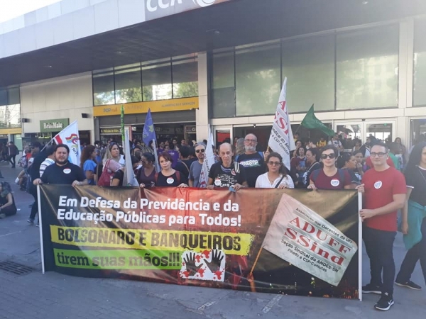 14J - Greve Geral: “Não tem arrego, você tira a previdência e eu tiro seu sossego”, cantam manifestantes em Niterói