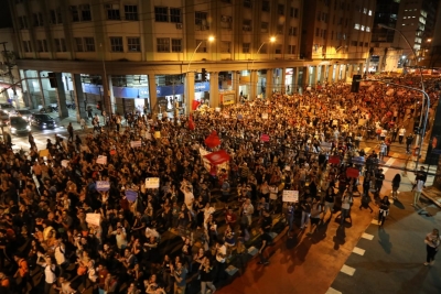 Passeata em defesa da UFF e da educação pública no Centro de Niterói: milhares nas ruas