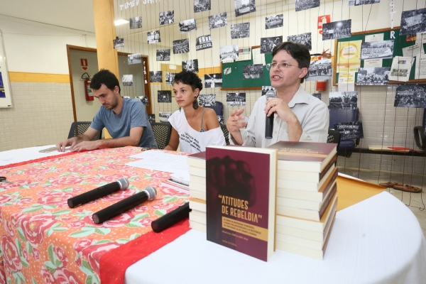 Em lançamento de livro sobre a ditadura na UFF, docentes debatem memória, luta e resistência