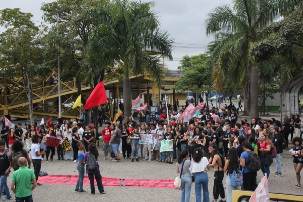 Por democracia e contra cortes na Educação, UFF/Volta Redonda foi às ruas no dia nacional de luta