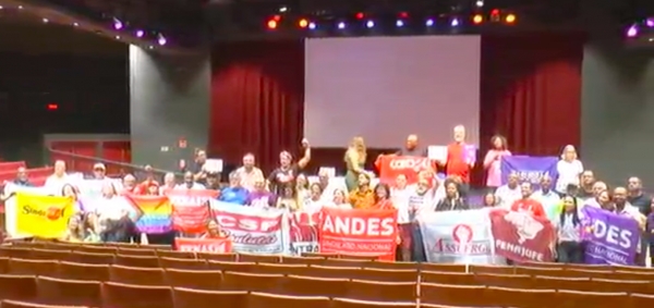 Reprodução de vídeo: momento em que parte das representações sindicais que estavam na Plenária posam para foto