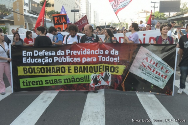 Manifestação pela manhã no Centro de Niterói, na Greve Geral desta sexta-feira (14)