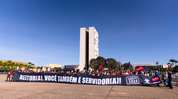 Manifestação em frente ao Palácio do Planalto, quando Lula recebia reitores e reitoras das instituições federais de ensino