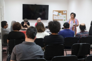 A professora Susana Mais, da direção da Aduff, fala na assembleia na sed