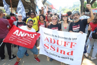Neste 1° de Maio, Educação levou as pautas da greve para as ruas de Madureira