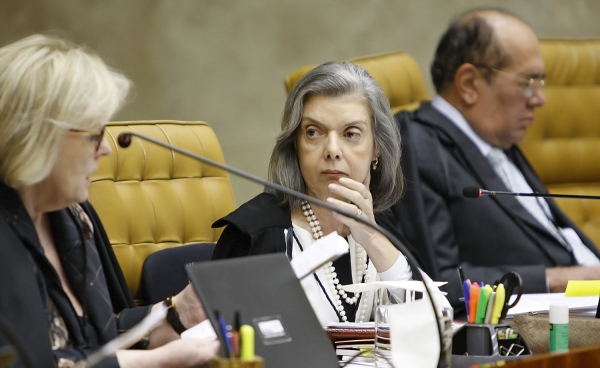 Ministra Cármen Lúcia, relatora da ação, entre a ministra Rosa Weber e o ministro Gilmar Mendes