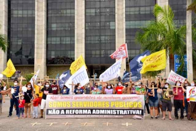 Dia do Professor teve atos e carreata no Rio pela educação pública e contra &#039;reforma&#039; administrativa