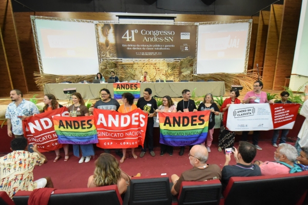 Foto: Candidatos e candidatas das quatro chapas, na sequência da chapa 1 a 4, durante plenária do 41i Congresso do Andes-SN