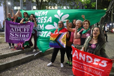 Em ato no Rio, feministas reforçam: nenhuma mulher merece ser presa ou morta por decidir interromper uma gravidez