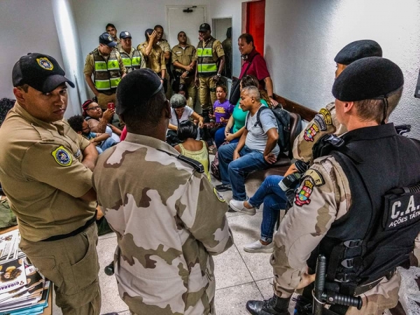 Profissionais da Educação de Niterói ocupam gabinete do prefeito a espera de negociação