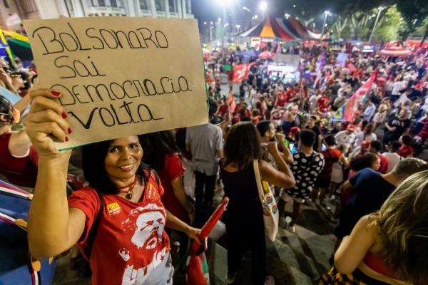 &quot;Bolsonaro sai, democracia volta&quot;: ruas comemoram vitória de Lula e derrota da extrema-direita