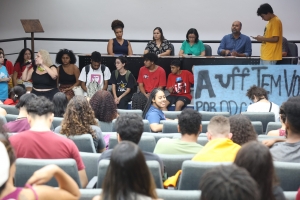 A presidenta da Aduff, Maria Cecília Castro, fala durante a audiência pública sobre o orçamento