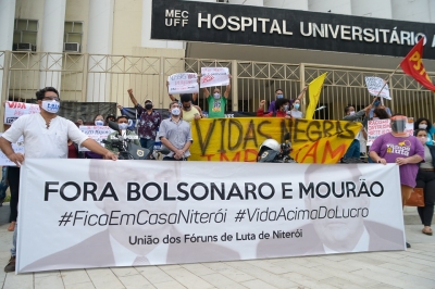 Momento da manifestação realizada dia 10 de julho, em frente ao HUAP (Niterói)