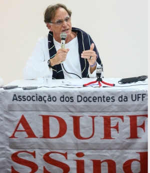 O professor Carlos Walter, ao falar no I Encontro dos Docentes da UFF, promovido pela Aduff em 2018