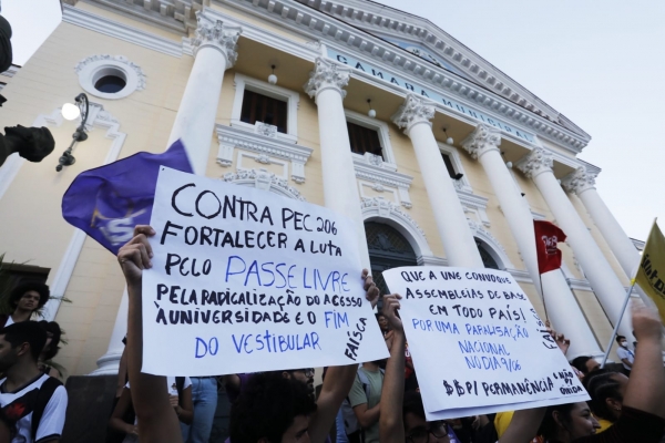 Protesto de estudantes em frente à Câmara Municipal de Niterói