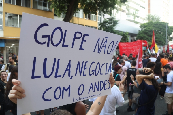 Manifestantes durante ato conjunto da Educação no Rio de Janeiro: defesa da greve e denúncia do acordo &#039;fake&#039; 