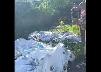 Familiares e moradores retiram corpos do manguezal, no Complexo do Salgueiro, em São Gonçalo