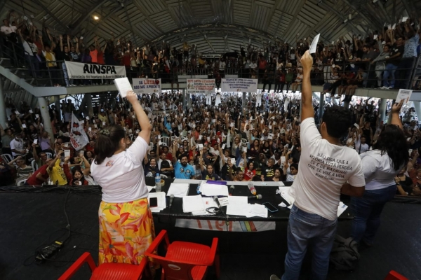 Momento de uma das assembleias realizadas recentemente pelos profissionais da educação, que deliberaram pela continuidade da greve iniciada em 17 de maio.
