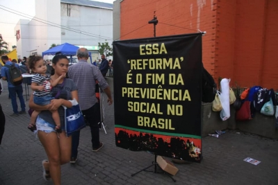 Ato em Brasília, no dia 12 de julho: defesa da educação, do emprego e da aposentadoria