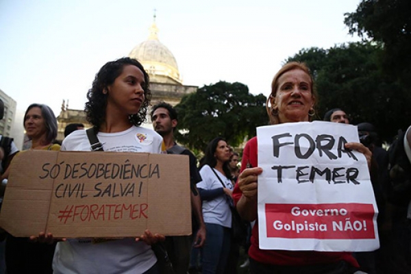 Em dia de greves e protestos no Brasil, ato levou às ruas do Centro do Rio luta contra as reformas
