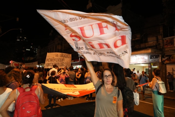 Manifestantes da UFF no ato do dia 8 de maio em Niterói