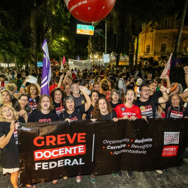 Passeata nas ruas do Rio: greve completa um mês na UFF