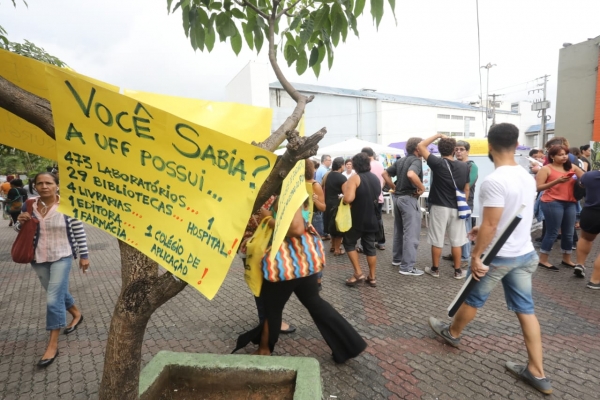 Em dia de Greve Nacional da Educação, comunidade ‘uffiana’ leva universidade para as ruas de Niterói