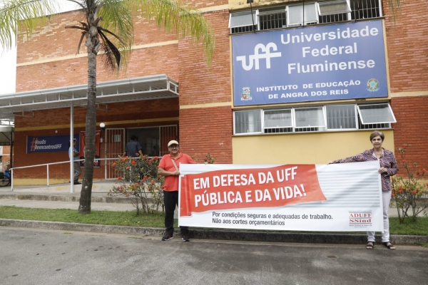 Professores Rodrigo Torquato e Gelta Xavier participam da atividade no Iear/UFF