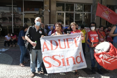 Em Niterói, ato em defesa da saúde e da educação públicas foi para as ruas nesta quinta (28)