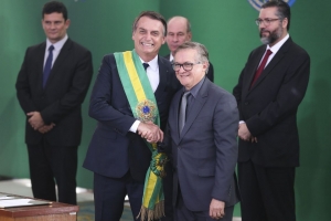 O presidente Jair Bolsonaro cumprimenta o ministro da Educação, durante a cerimônia de nomeação, no dia 1° de janeiro