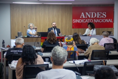 A professora Sara Granemann, em mesa de debate na Jornada de Mobilização sobre Aposentadoria, realizada pelo Andes-SN no fina de março