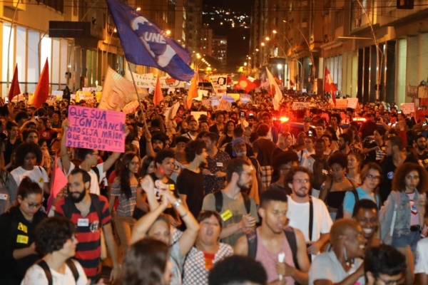 Em defesa da UFF e da educação pública, Niterói faz uma das maiores passeatas de sua história