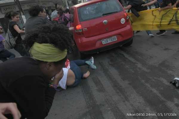 Motoristas que jogou carro contra manifestantes em Niterói é enquadrado por “crime de trânsito”
