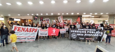 Servidoras e servidores no Aeroporto JK, em Brasília, na manhã desta segunda (29)