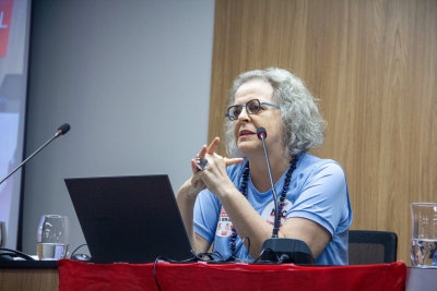 A professora Sara Granemann, ao falar em debate na Jornada de Mobilização do Andes-SN sobre a luta pelo direito à aposentadoria