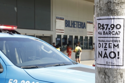 Ato em Niterói protesta contra aumento de passagens em frente às Barcas