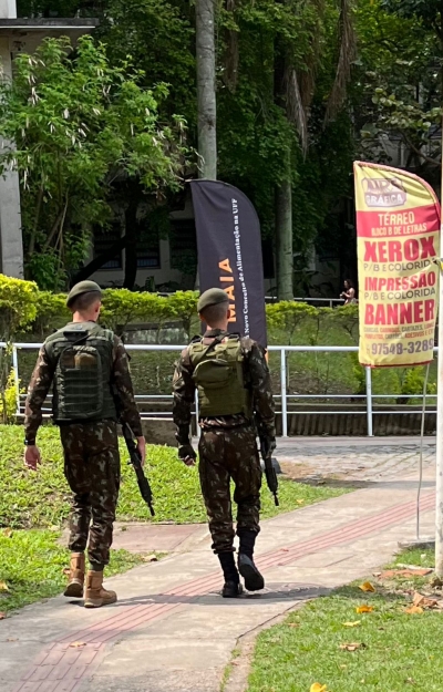 Soldados no campus da UFF no Gragoatá, armados com fuzil