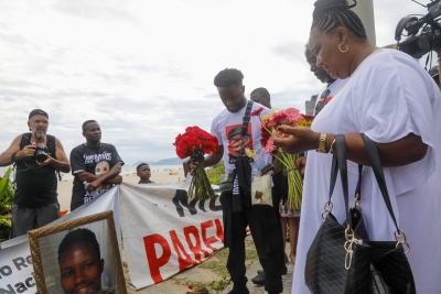 Flores, velas e lágrimas no ato que exigiu justiça um ano após assassinato de Moïse
