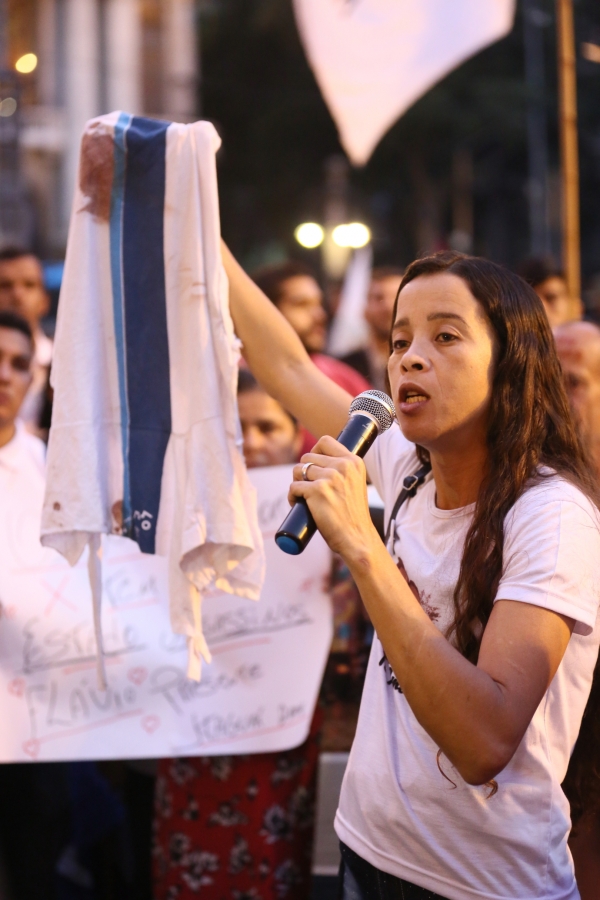Sete dias após o assassinato do estudante de 14 anos na Maré, Bruna Silva mostra a camisa do filho manchada de sangue. 