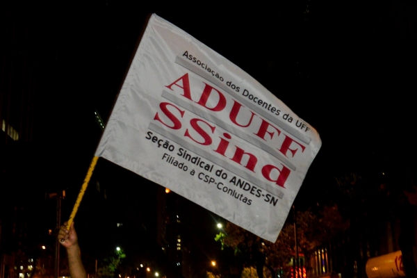 Bandeira da Aduff durante o ato em defesa da educação pública e da Previdência no dia 30 de maio, no Rio