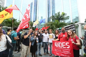 Manifestação em frente à Petrobras na rua Henrique Valadares: participação de professores