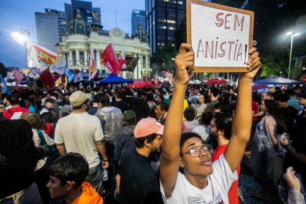 Ato público ocupa Cinelândia, no centro do Rio, em defesa da democracia