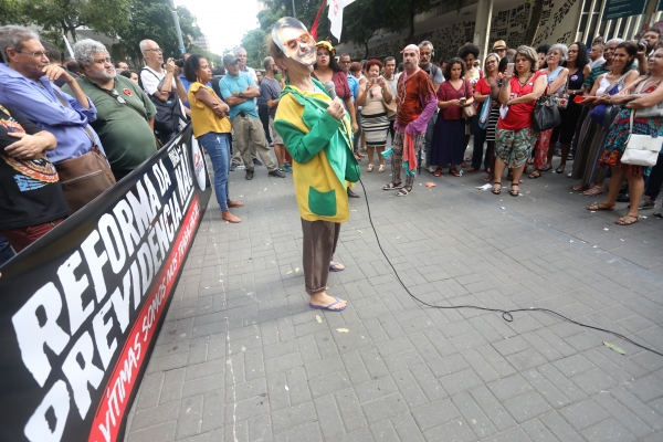 Ato no Rio teve teatro e críticas à proposta de Bolsonaro