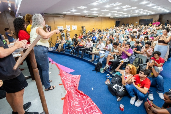 Aduff manifesta apoio a estudantes em audiência púbica de movimento estudantil com Reitoria da UFF