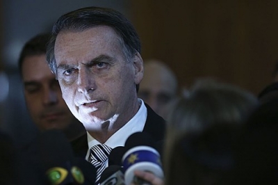 No mês da Ciência e Tecnologia, Bolsonaro tenta sabotar vacina contra covid-19 no Brasil