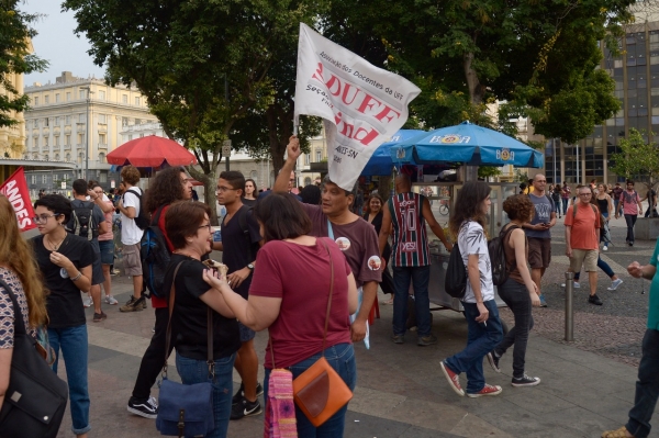 Docentes da UFF participaram de panfletagem e mobilização nas Barcas, que antecederam o ato de 30 de maio no Rio