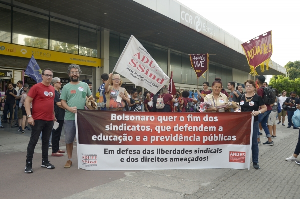 Início da concentração para ida ao ato no Rio, em frente às Barcas