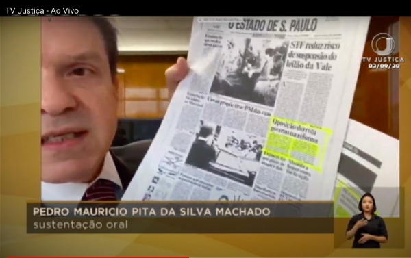 Na sessão virtual do STF, o advogado Pedro Pita mostra edição de jornal no dia a seguinte à votação, que mostra a derrota do governo