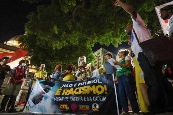 Ato no Centro do Rio, em meio às muitas manifestações de apoio ao jogador brasileiro e de repúdio ao racismo