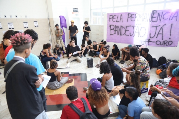 Estudantes ocupam reitoria da UFF para exigir construção de restaurante universitário em Rio das Ostras